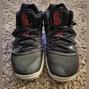 Little Boy's Nike Kyrie Irving Basketball Shoes Size 1Y